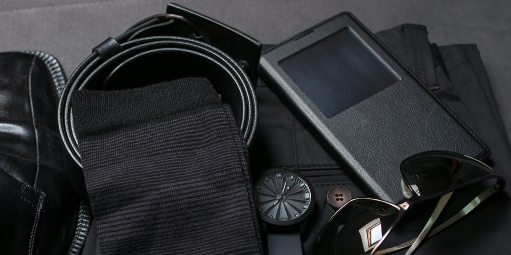 Gürtel, Uhr, Sonnenbrille, Kartenetui, Krawatte, elegante Herrenaccessoires in Schwarz und Grau