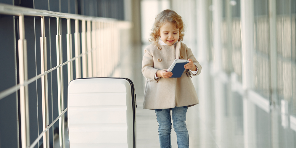 Kinderkoffer, Mädchen am Flughafen, Trolley, Reisepass, auf Entdeckungsreise, süß & neugierig