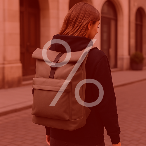 Rucksäcke im Sale, zwei Personen Hand in Hand, Spaziergang in der Natur, Berge im Hintergrund, Sonnenuntergang, Fernweh, Abenteuerlust, Reisen mit Rucksack, Prozentzeichen über dem Bild