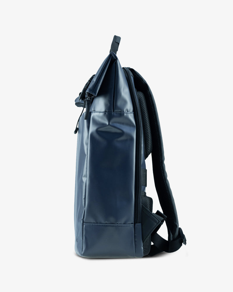 Jost Tolja mit Überschlag Rucksack