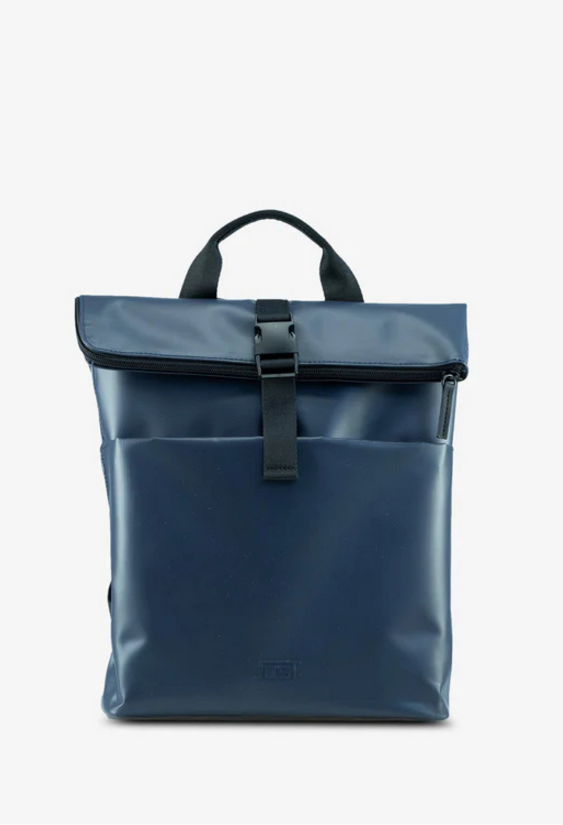 Jost Tolja mit Überschlag Rucksack