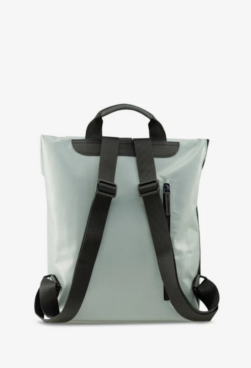 Jost Tolja mit Überschlag Rucksack