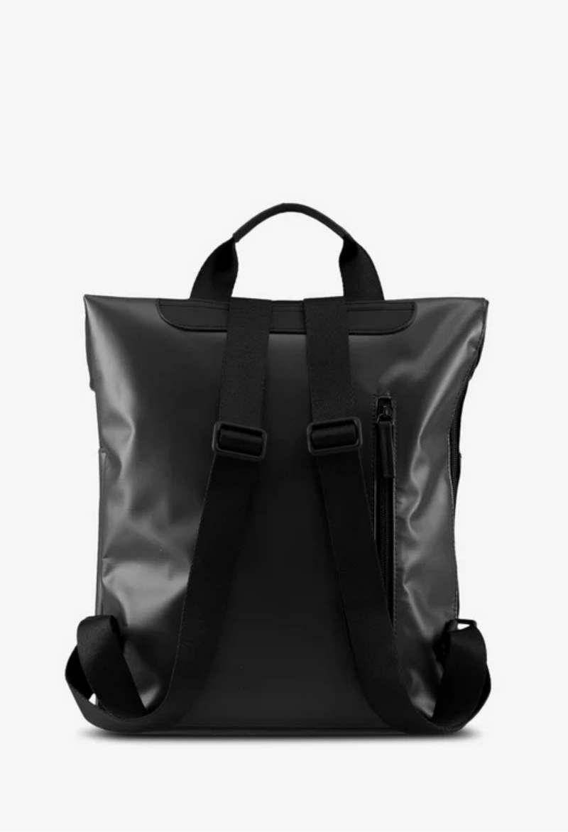 Jost Tolja mit Überschlag Rucksack