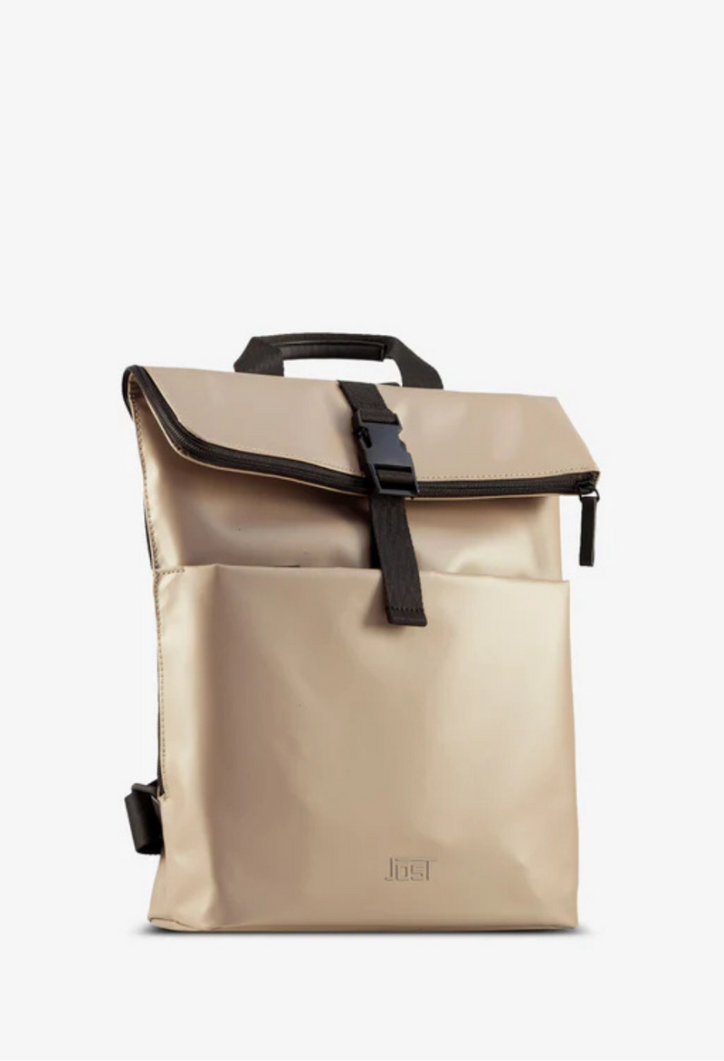 Jost Tolja mit Überschlag Rucksack