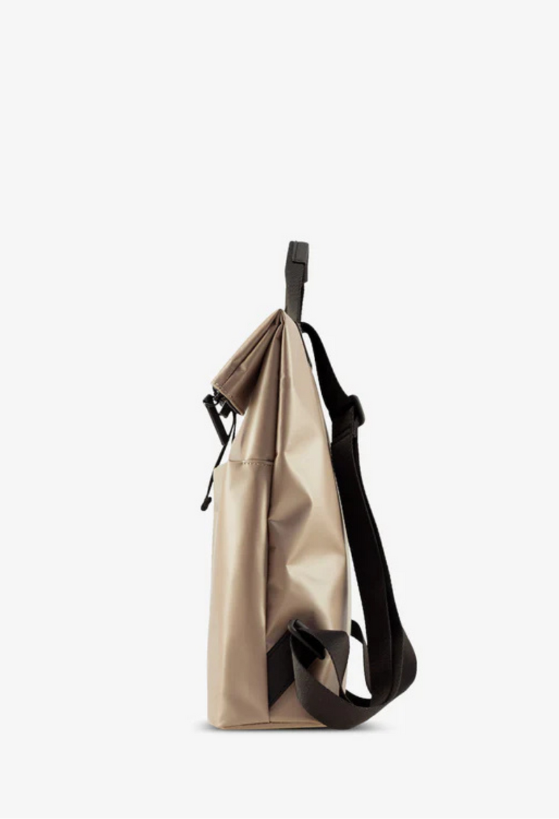Jost Tolja mit Überschlag Rucksack