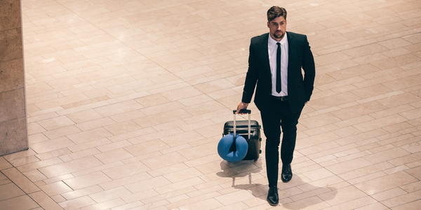 Anzug in den Koffer packen: knitterfrei auf Reisen!