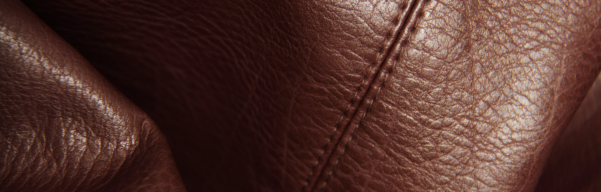 Alessia, Detailaufnahme, braunes Leder, Nahaufnahme, genarbte Struktur, Ziernaht, hochwertig, weich, elegant, Materialfokus