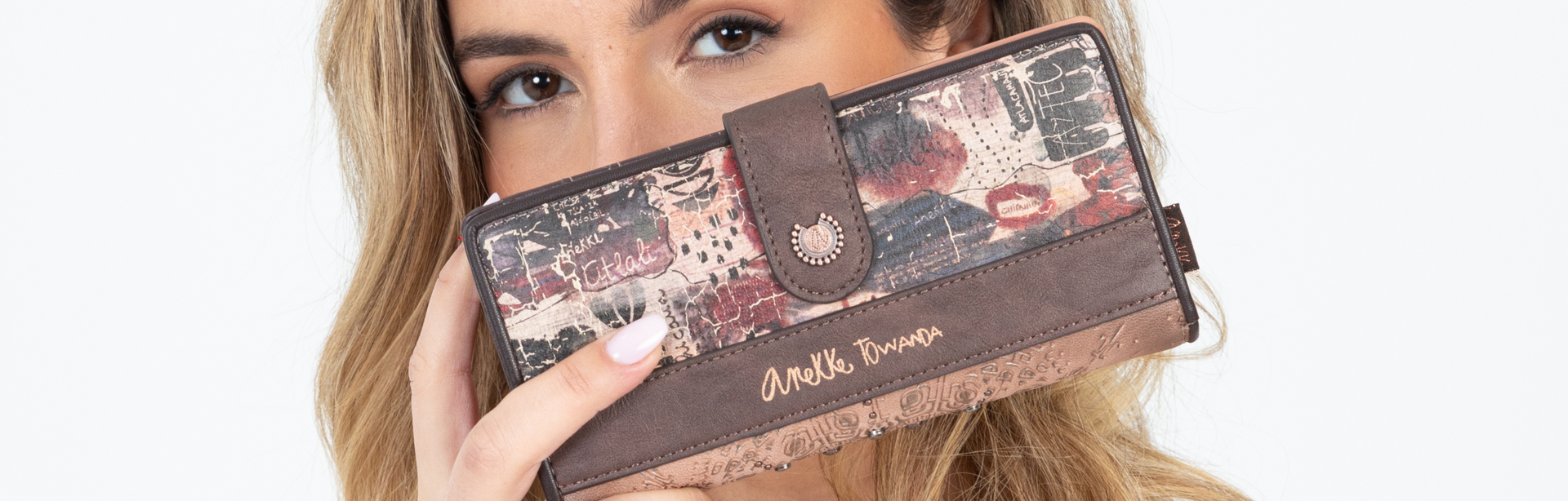 Anekke, Geldbörse, Modell hält Geldbörse vor Gesicht, Vintage-Stil, verspieltes Muster, braun-rosa Töne, illustrative Details, feminin, Accessoire im Fokus