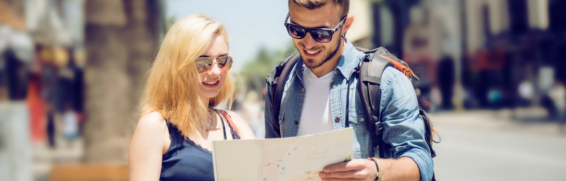 Bree, Rucksack, junges Paar beim Sightseeing, Stadtbummel, Sommerurlaub, Stadtplan lesen, funktionaler Rucksack, urbaner Lifestyle, Reiseaccessoires, sonnige Metropole