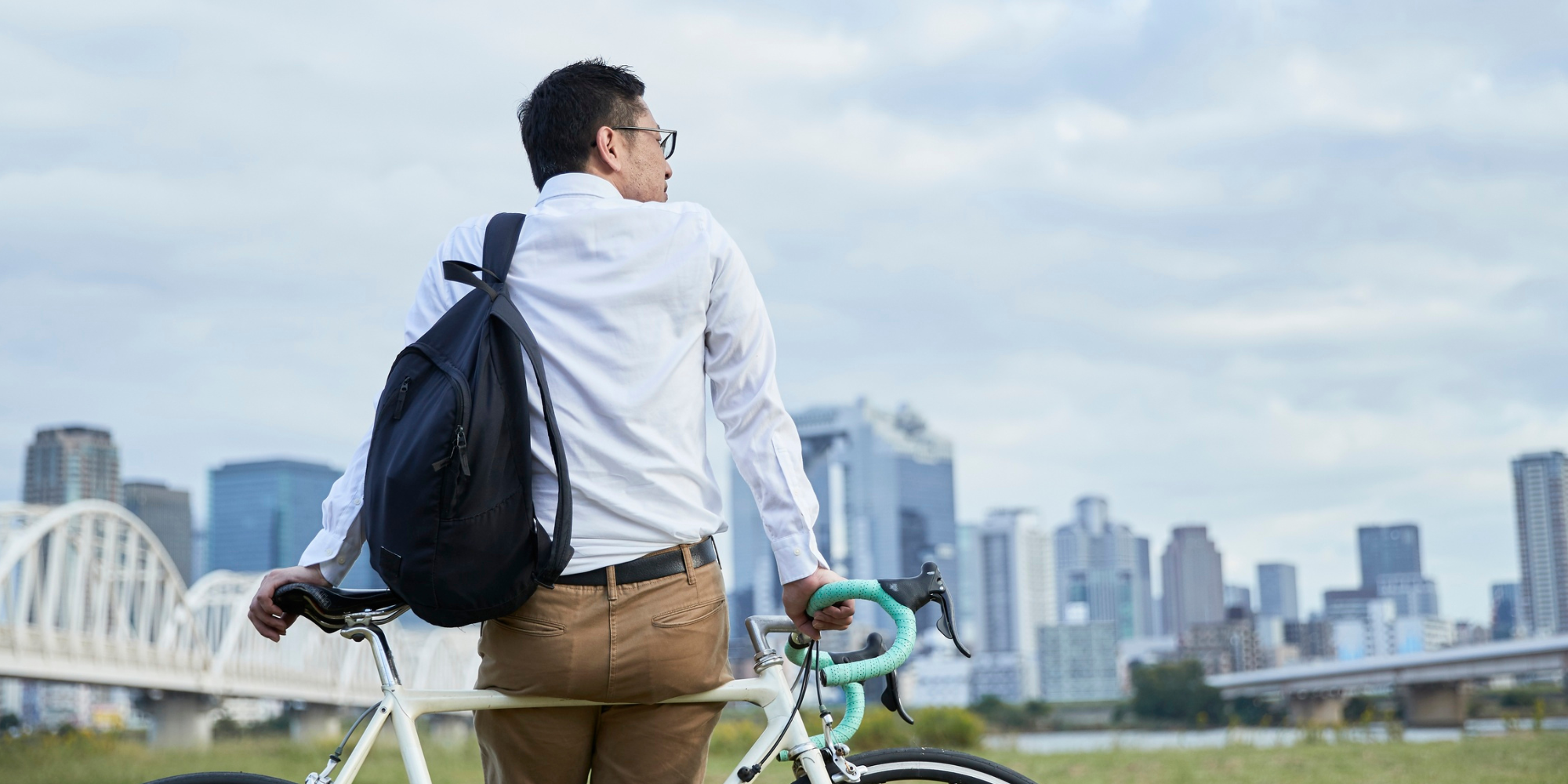 Business-Rucksack, Mann mit Fahrrad, Skyline, modern, dynamisch