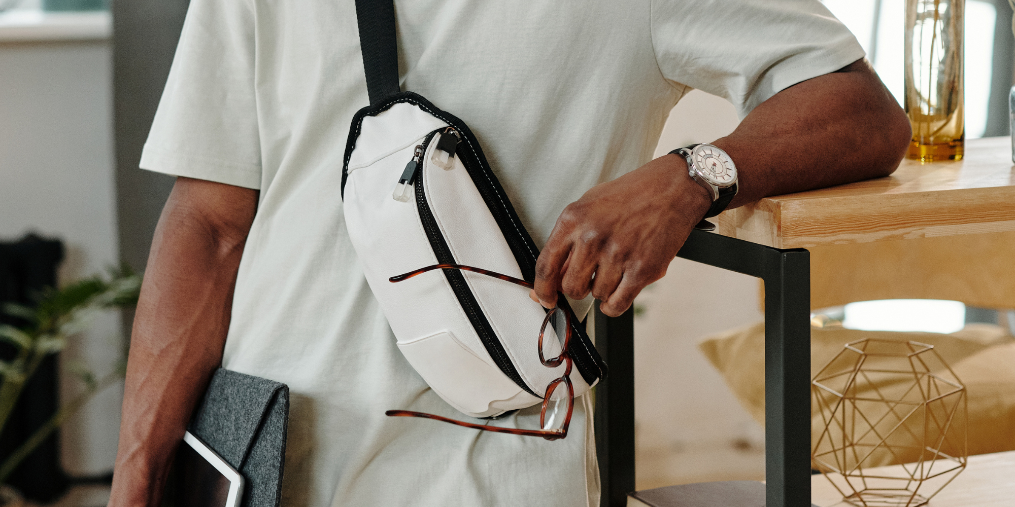 Gürteltasche, lässiger Look, quer getragen, heller Stoff mit schwarzen Akzenten, funktional, für Herren