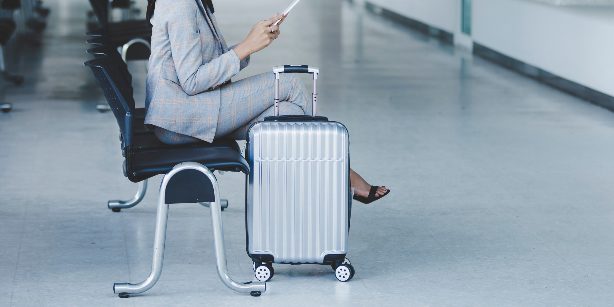 Koffer, silber, Frau, Business-Outfit, Flughafen, modern, elegant