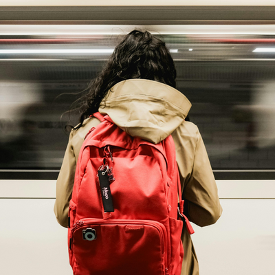 Rucksack Damen, urban, unterwegs, modern, vor U-Bahn