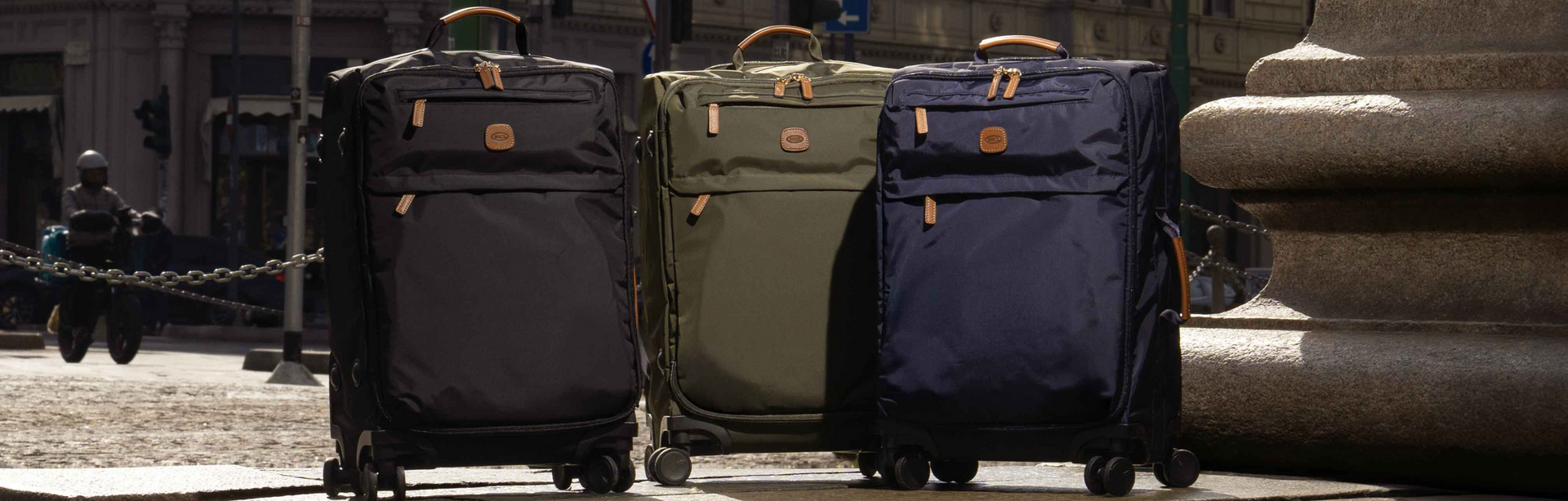 BRIC'S, Trolley, hochwertiges Reisegepäck, elegante Koffer, italienisches Design, Altstadt-Flair, urbane Umgebung, Reisevorbereitung, stilvolles Reisen, Premium-Gepäck