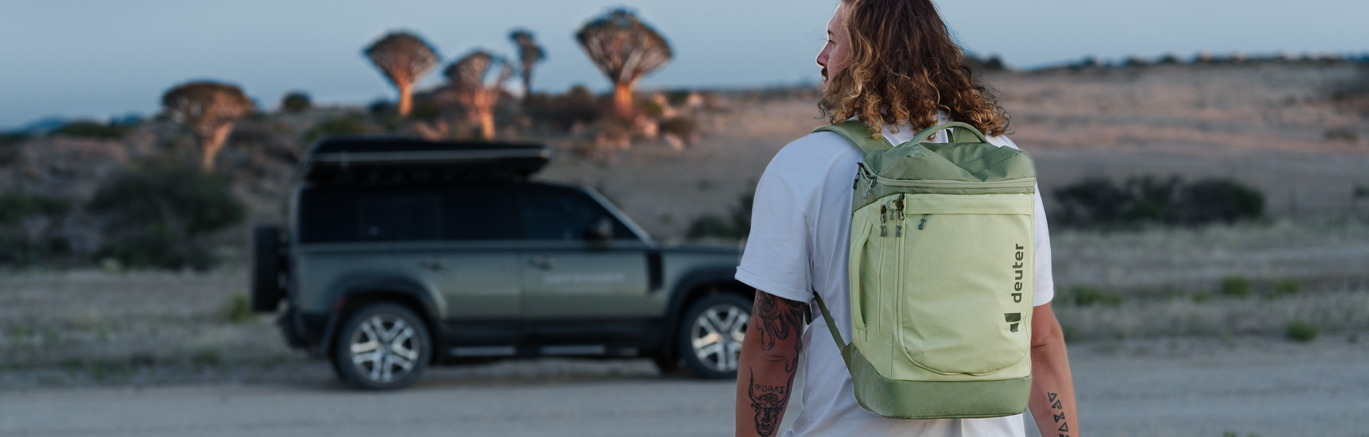 Deuter, Reiserucksack, Outdoor-Abenteuer, Rucksack, Fernreise, robustes Gepäck, Offroad-Fahrzeug, junger Frau unterwegs, Outdoor-Ausrüstung, Abenteuerreise