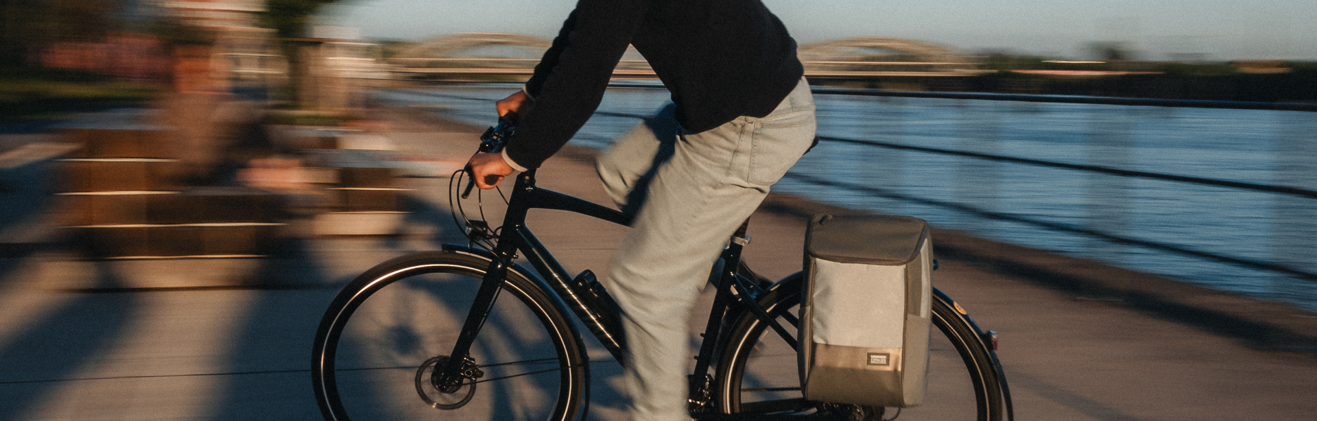 OAK25, urbane Fahrradtasche, reflektierend, nachhaltig, funktional, modernes Design, unterwegs, City-Lifestyle