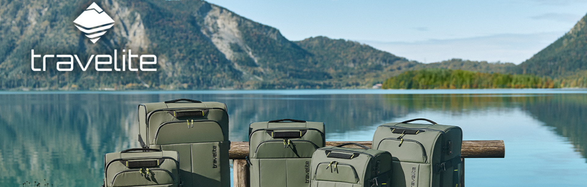 travelite, grüne Rucksäcke, Outdoor-Gepäck, Naturkulisse, See im Hintergrund, Holzgeländer, funktional, sportlich, Reisezubehör, Wandern, Abenteuer