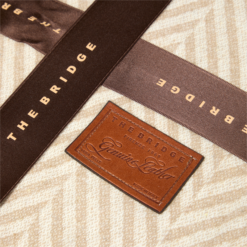 The Bridge Kissen und Decke