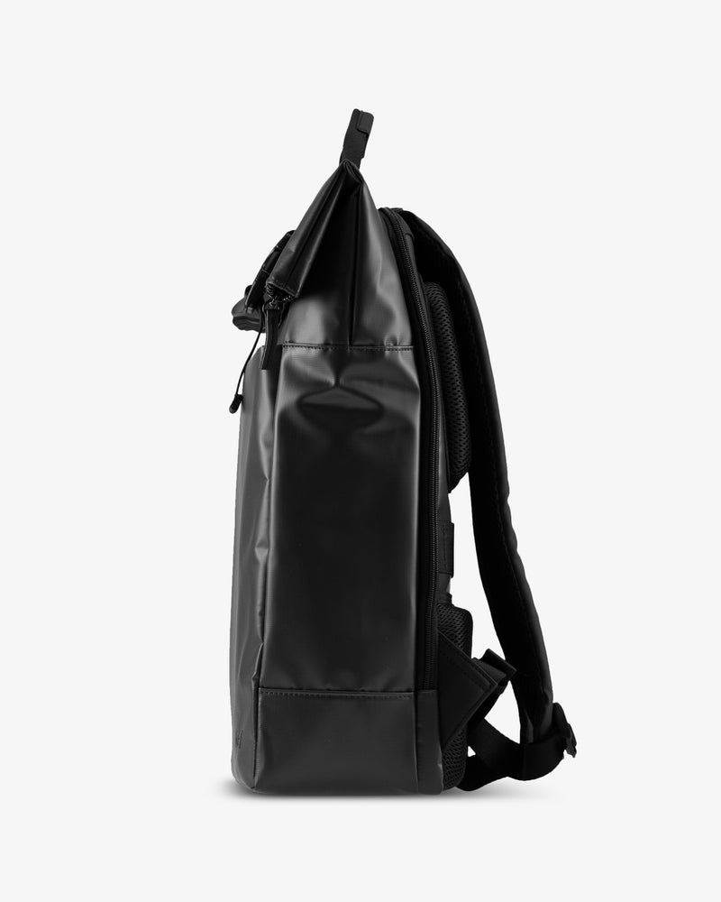 Jost Tolja mit Überschlag Rucksack