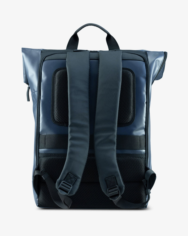 Jost Tolja mit Überschlag Rucksack