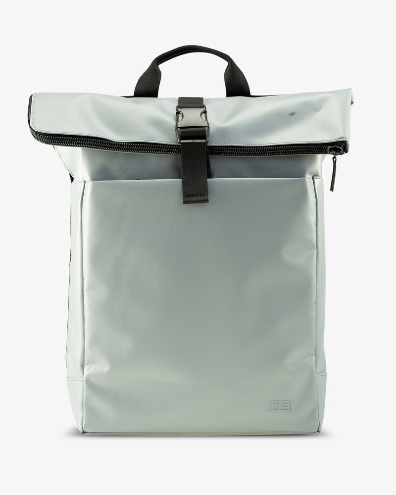 Jost Tolja mit Überschlag Rucksack