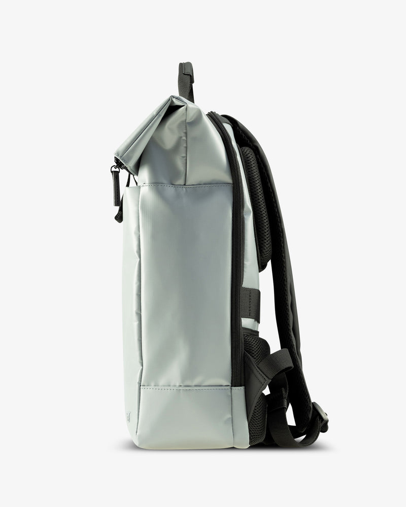 Jost Tolja mit Überschlag Rucksack