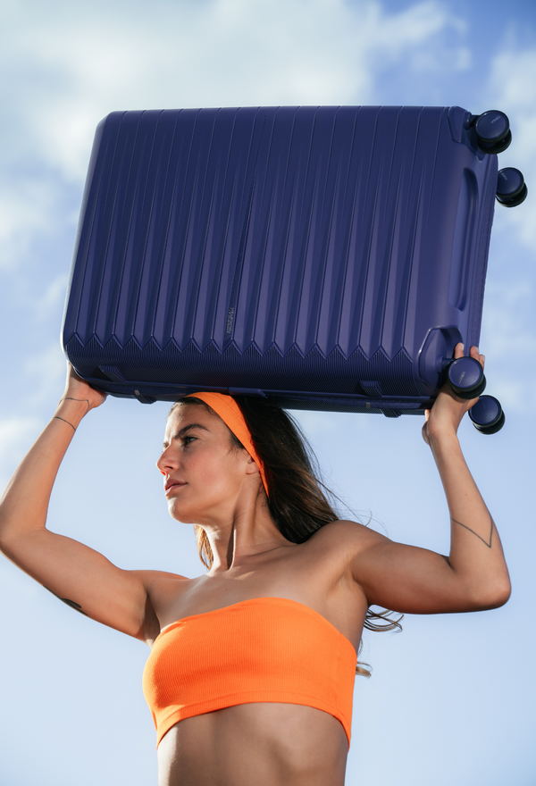 American Tourister, Hartschalenkoffer, rot, Felsenlandschaft, Outdoor, Reise, Abenteuer