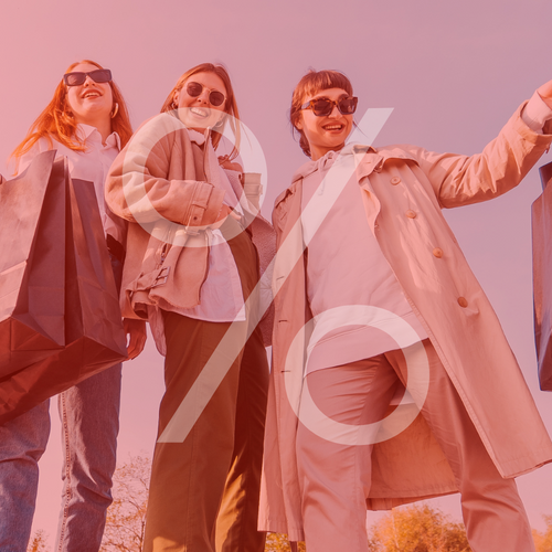 Sale Damen, zwei Frauen mit großen Einkaufstüten, lachend, Sonnenbrillen, Prozentzeichen über dem Bild, warmes Licht