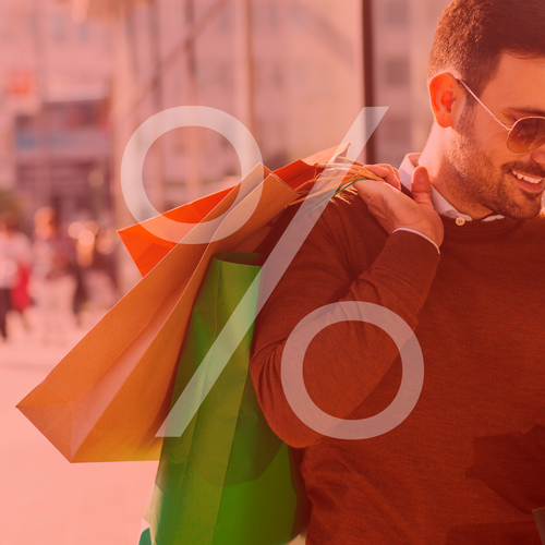 Sale Herren, Mann mit Einkaufstüten, Sonnenbrille, Smartphone in der Hand, Prozentzeichen über dem Bild, Stadtszene im Hintergrund