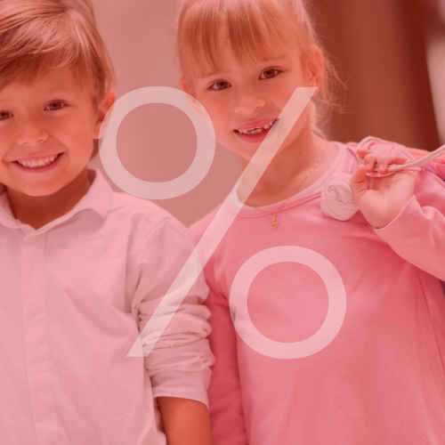 Sale Kinder, Junge und Mädchen mit Einkaufstüten, lächelnd, Innenbereich, Prozentzeichen über dem Bild