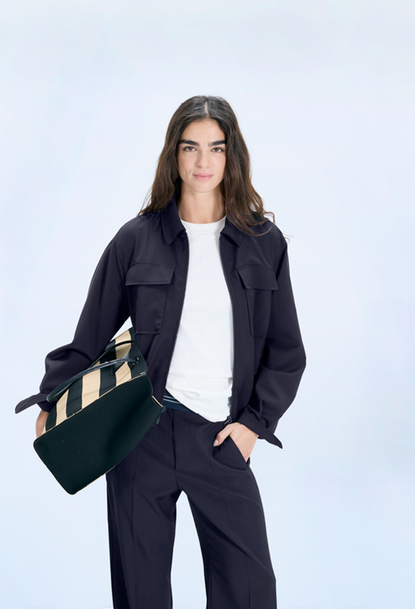 Bogner, elegante Tasche mit Streifenmuster, moderner Look, minimalistischer heller Hintergrund, stilvolles Fashion-Accessoire