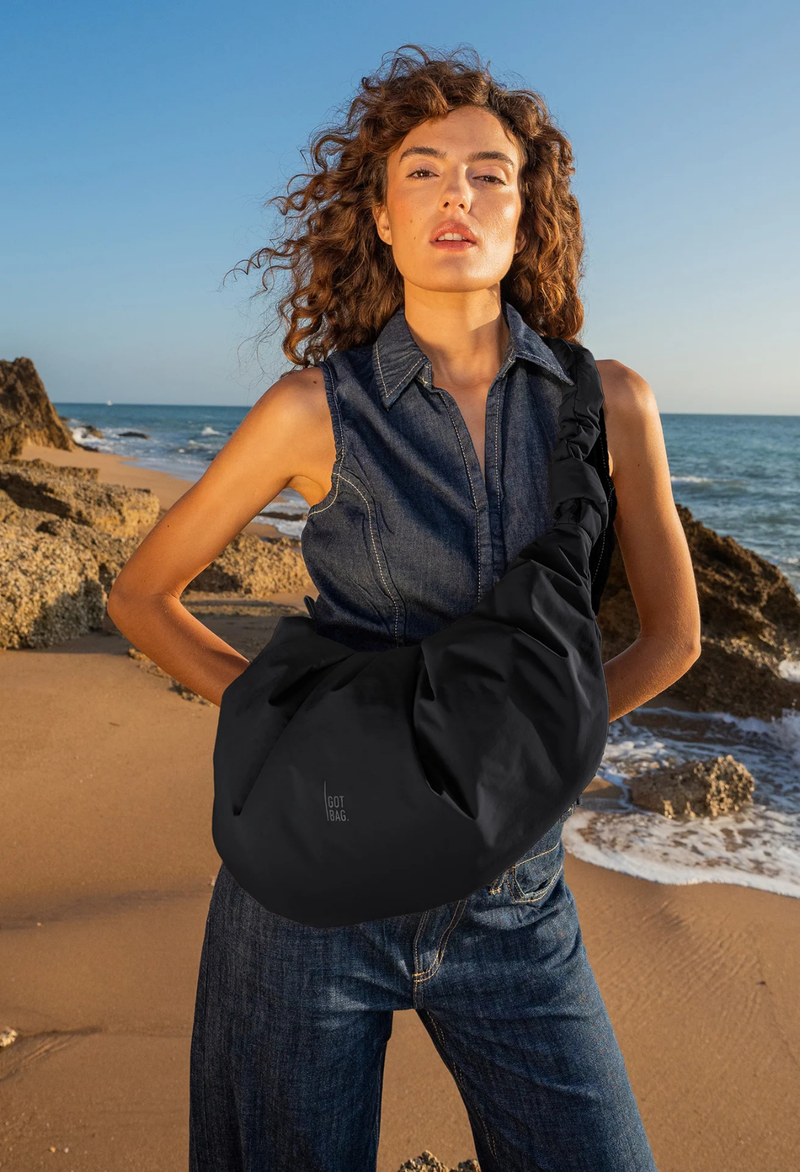 Got Bag Pleat Moon Bag Monochrome