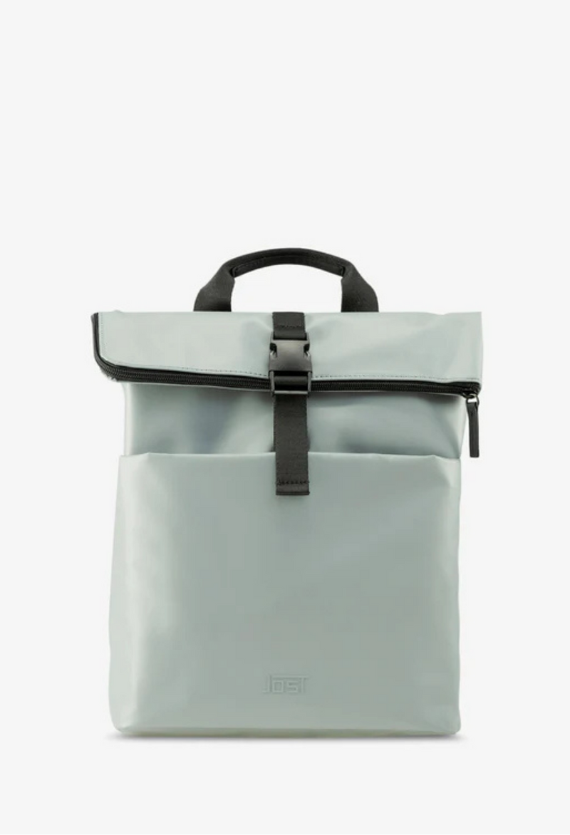 Jost Tolja mit Überschlag Rucksack