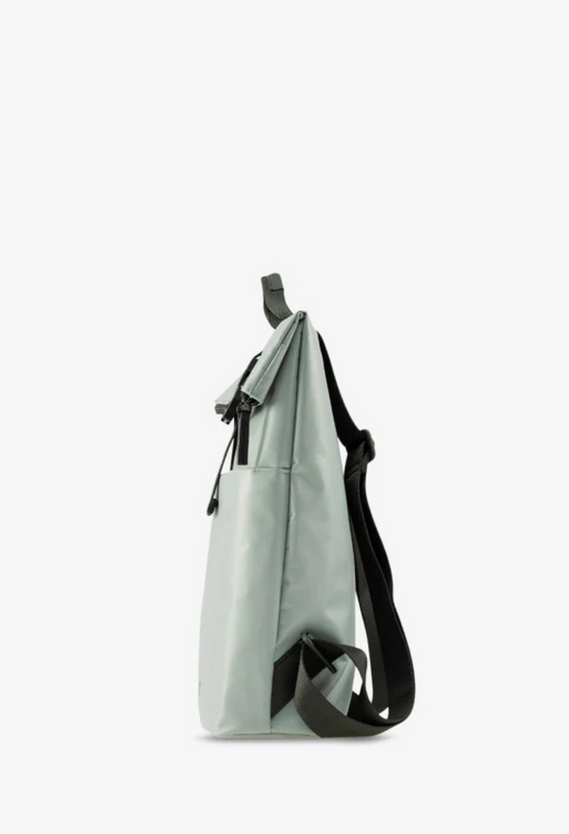Jost Tolja mit Überschlag Rucksack
