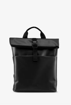 Jost Tolja mit Überschlag Rucksack