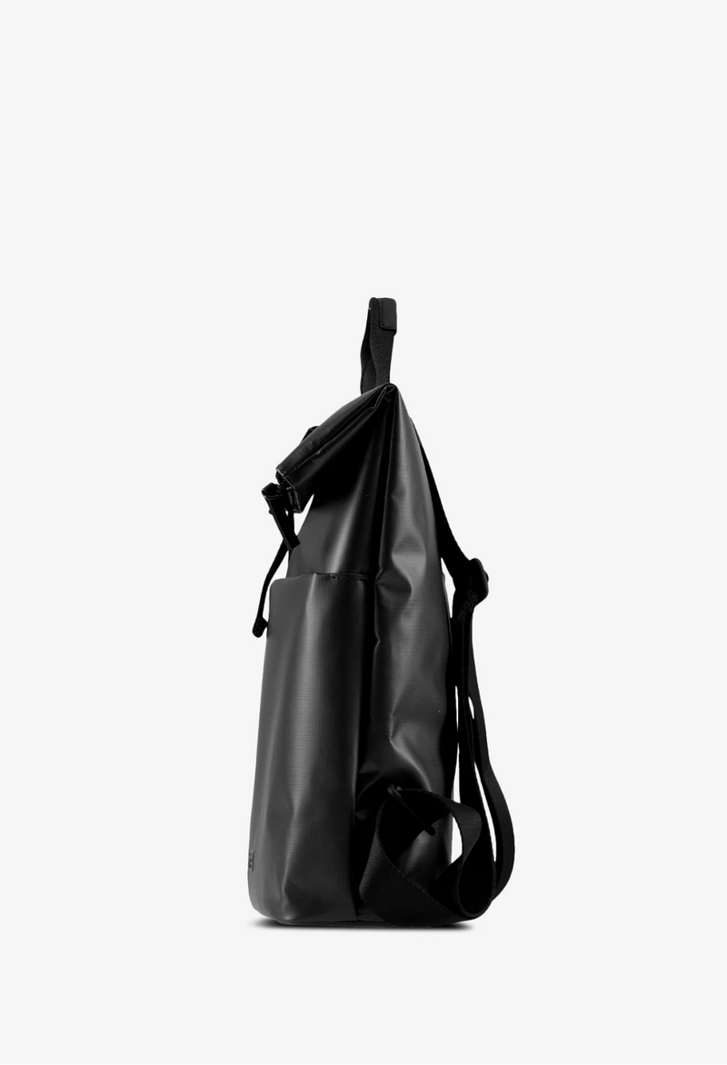 Jost Tolja mit Überschlag Rucksack