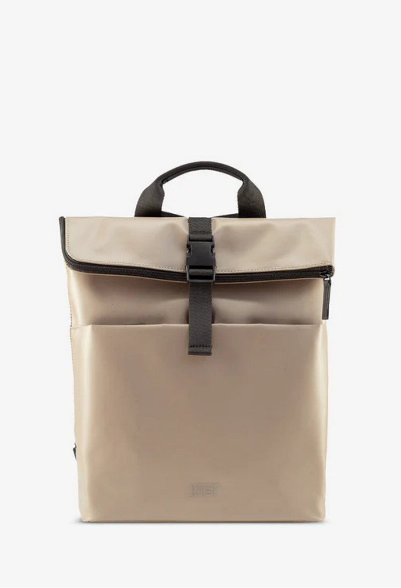 Jost Tolja mit Überschlag Rucksack