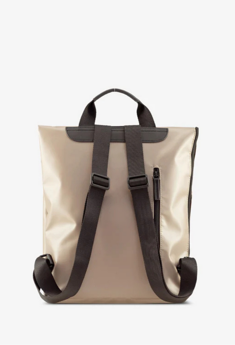 Jost Tolja mit Überschlag Rucksack