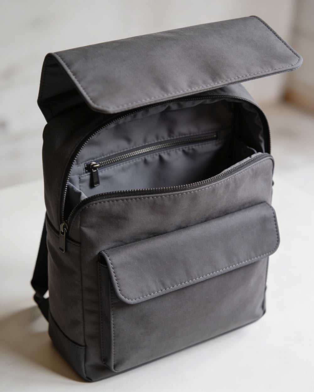 Hauptfach mit Überschlag 