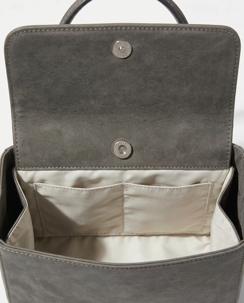 Hauptfach mit Druckknopf 